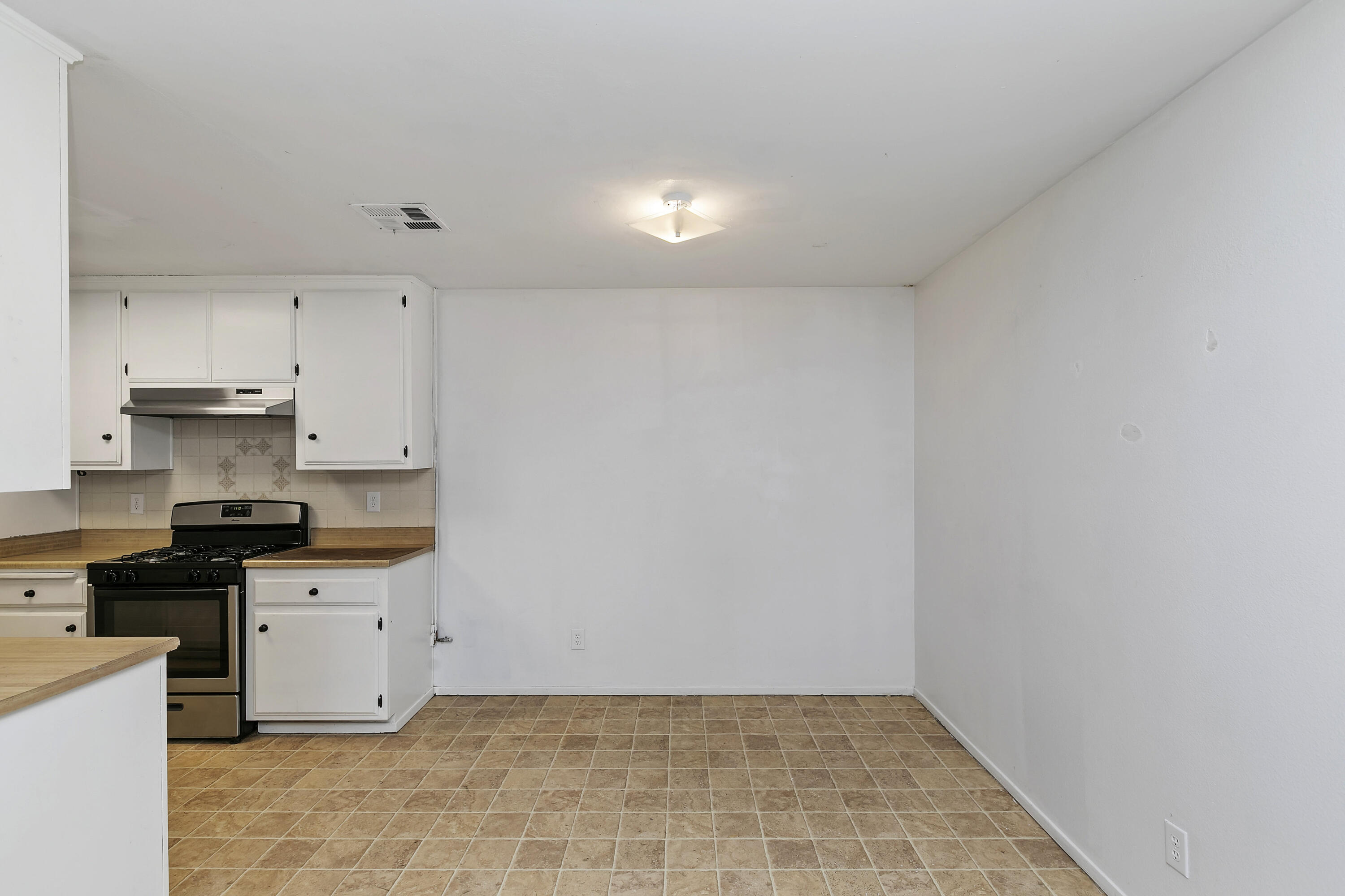 Undisclosed Address Riverside, CA 92503 - Photo 54 of 76 054_54-kitchen_and_dining_995