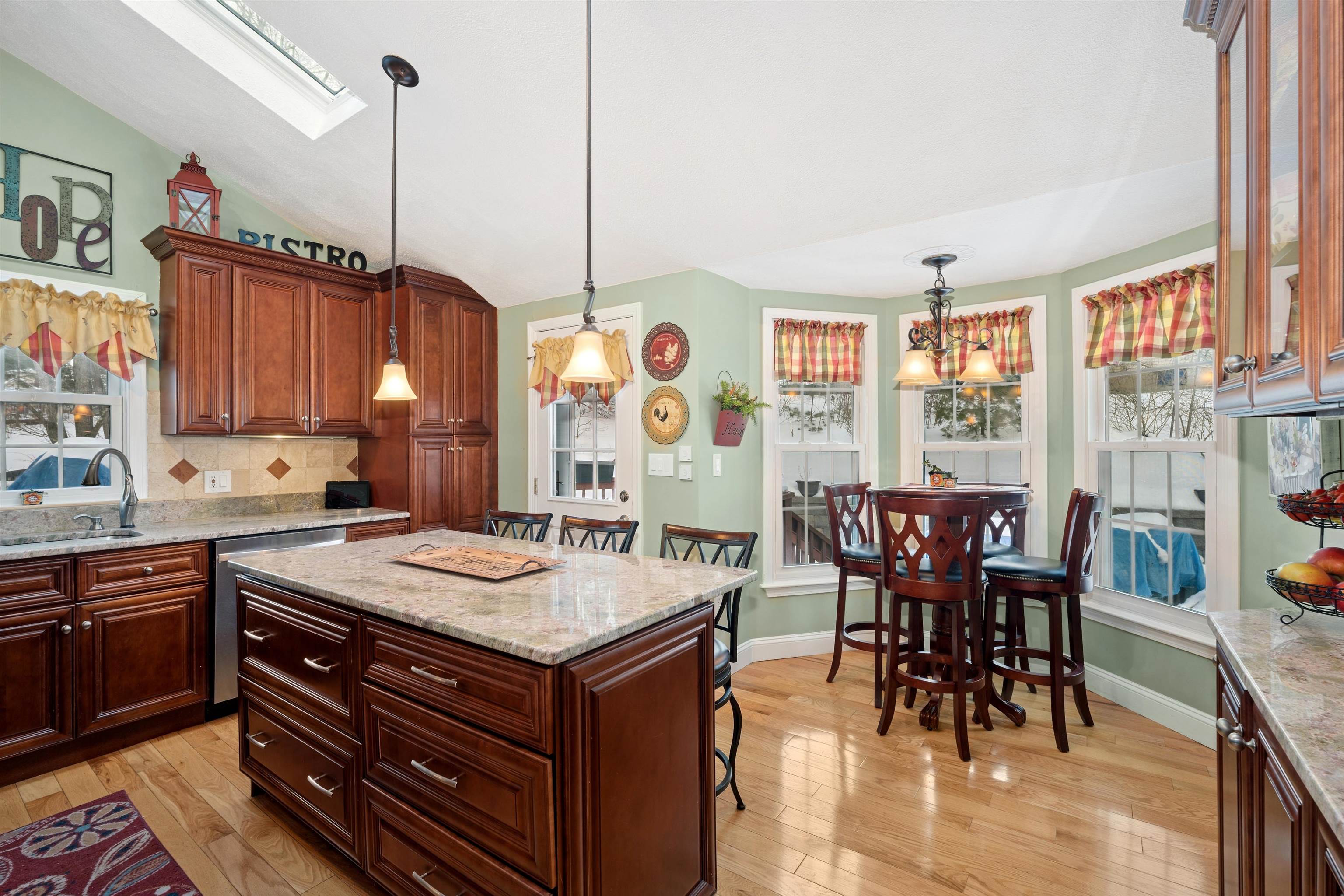 244 Harris Road Nashua, NH 03062 - Photo 3 of 41