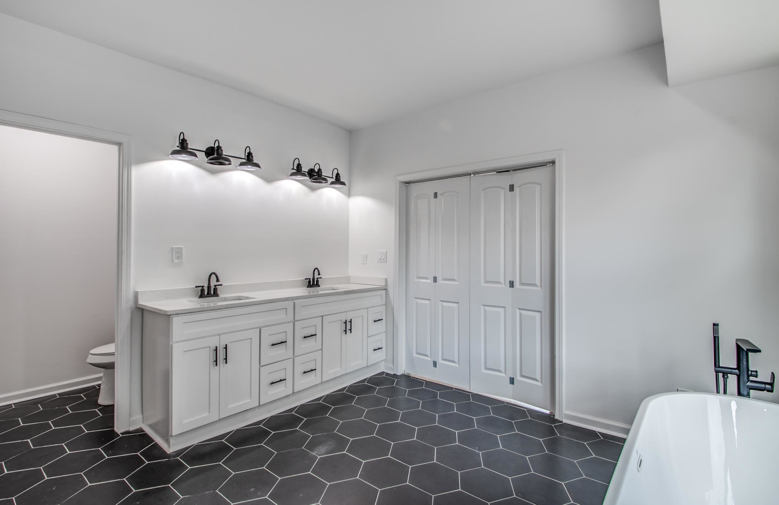 1781 Forest Avenue Memphis, TN 38112 - Photo 24 of 30 Bathroom featuring a soaking tub and double vanity