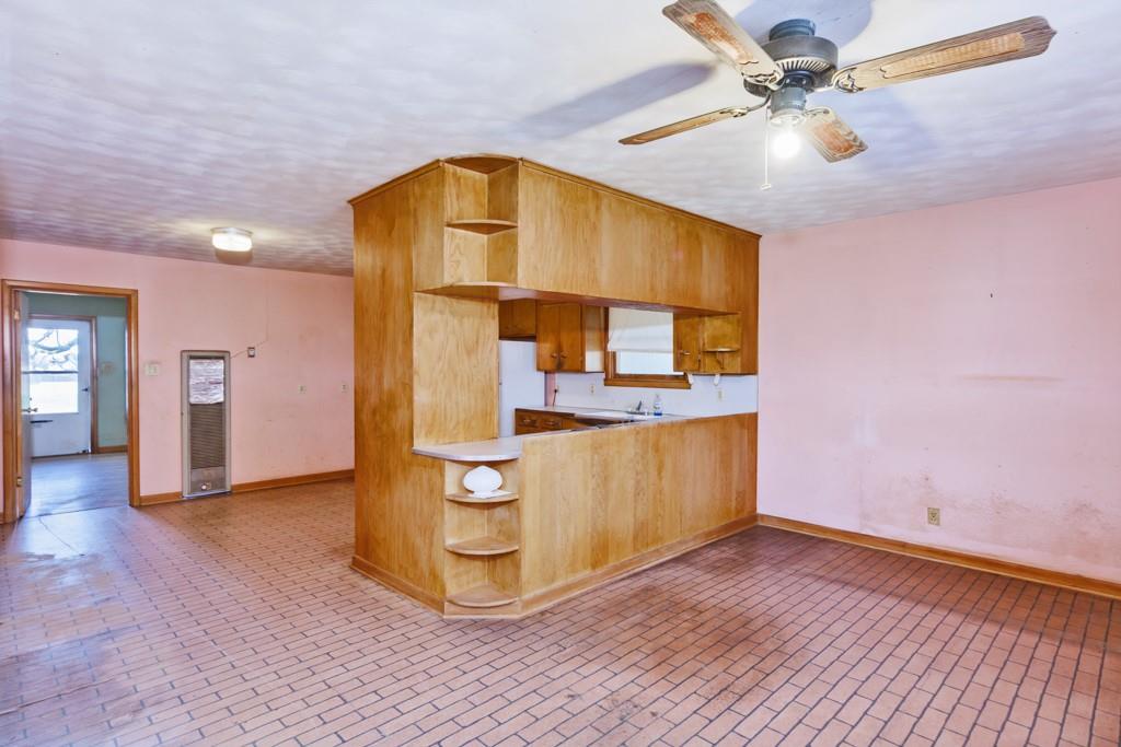 449 Olde Towne Road Paradise, TX 76073 - Photo 7 of 23 a view of a livingroom with furniture