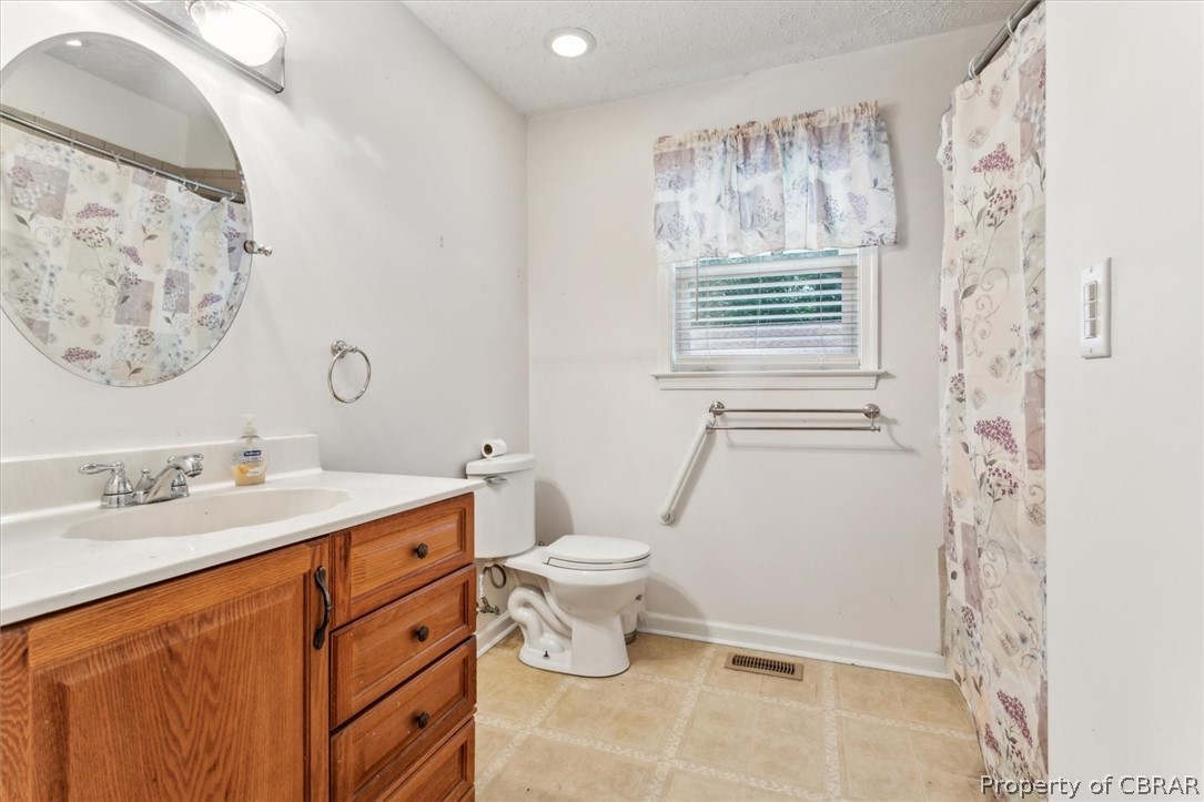 1635 Tyndall Point Road Gloucester Point, VA 23062 - Photo 39 of 50 Apartment full bath