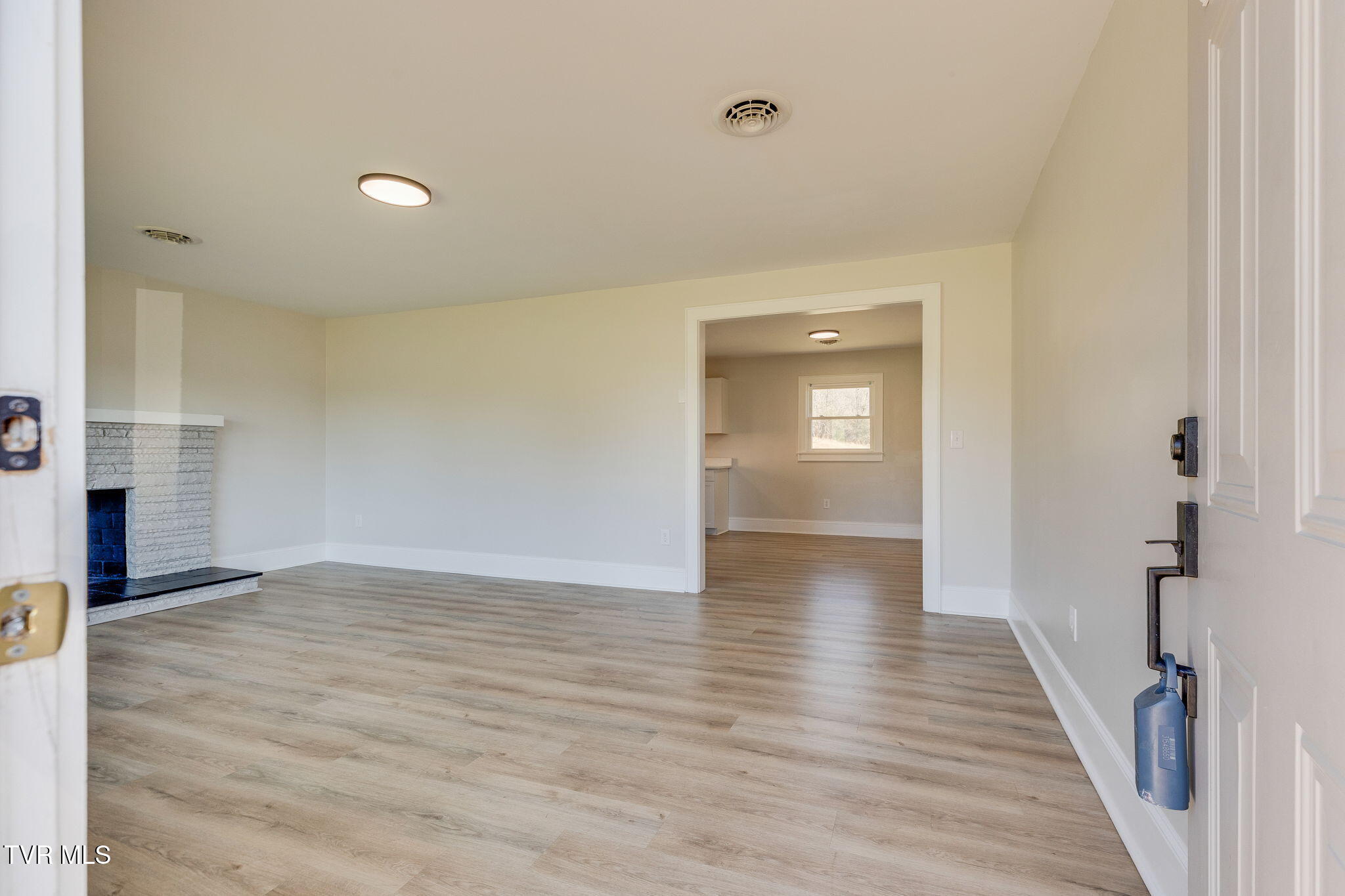 146 Carlton Road Bristol, TN 37620 - Photo 5 of 46 004