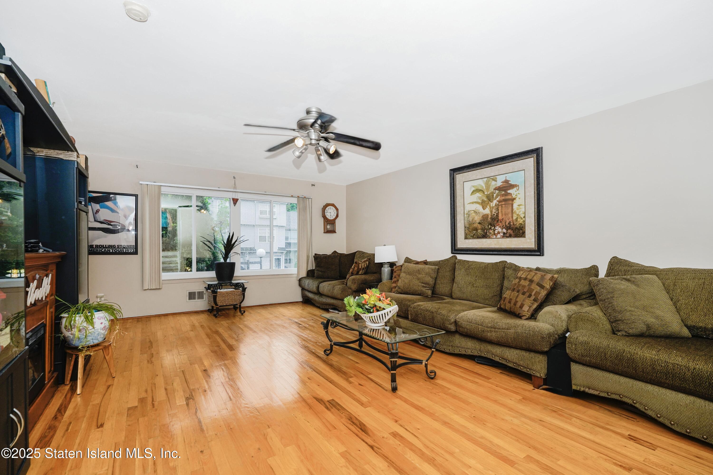 121 Lorraine Loop Staten Island, NY 10309 - Photo 14 of 35 Photo May 06 2025, 4 48 37 AM (1)