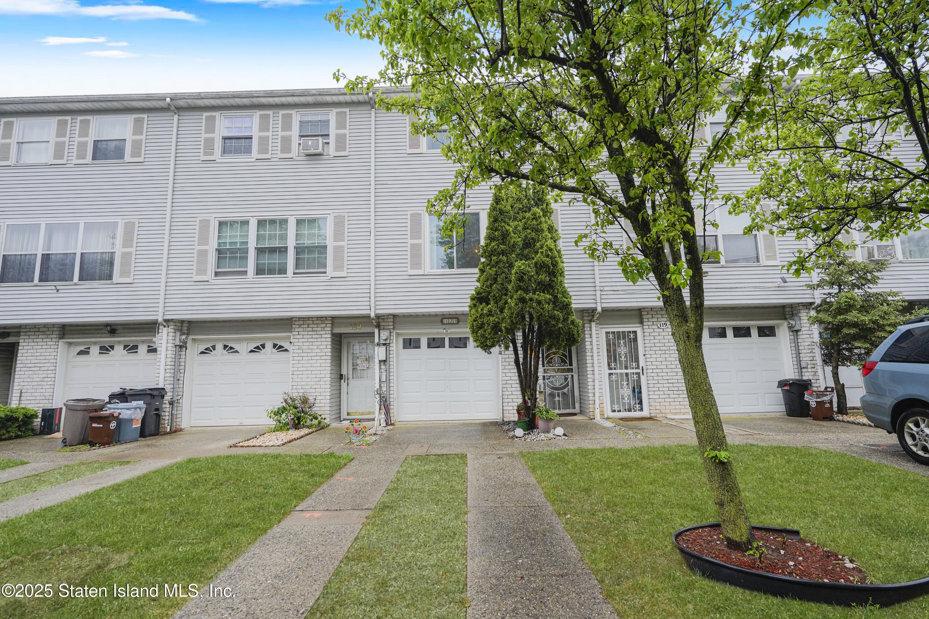 121 Lorraine Loop Staten Island, NY 10309 - Photo 2 of 35 Photo May 06 2025, 4 57 34 AM