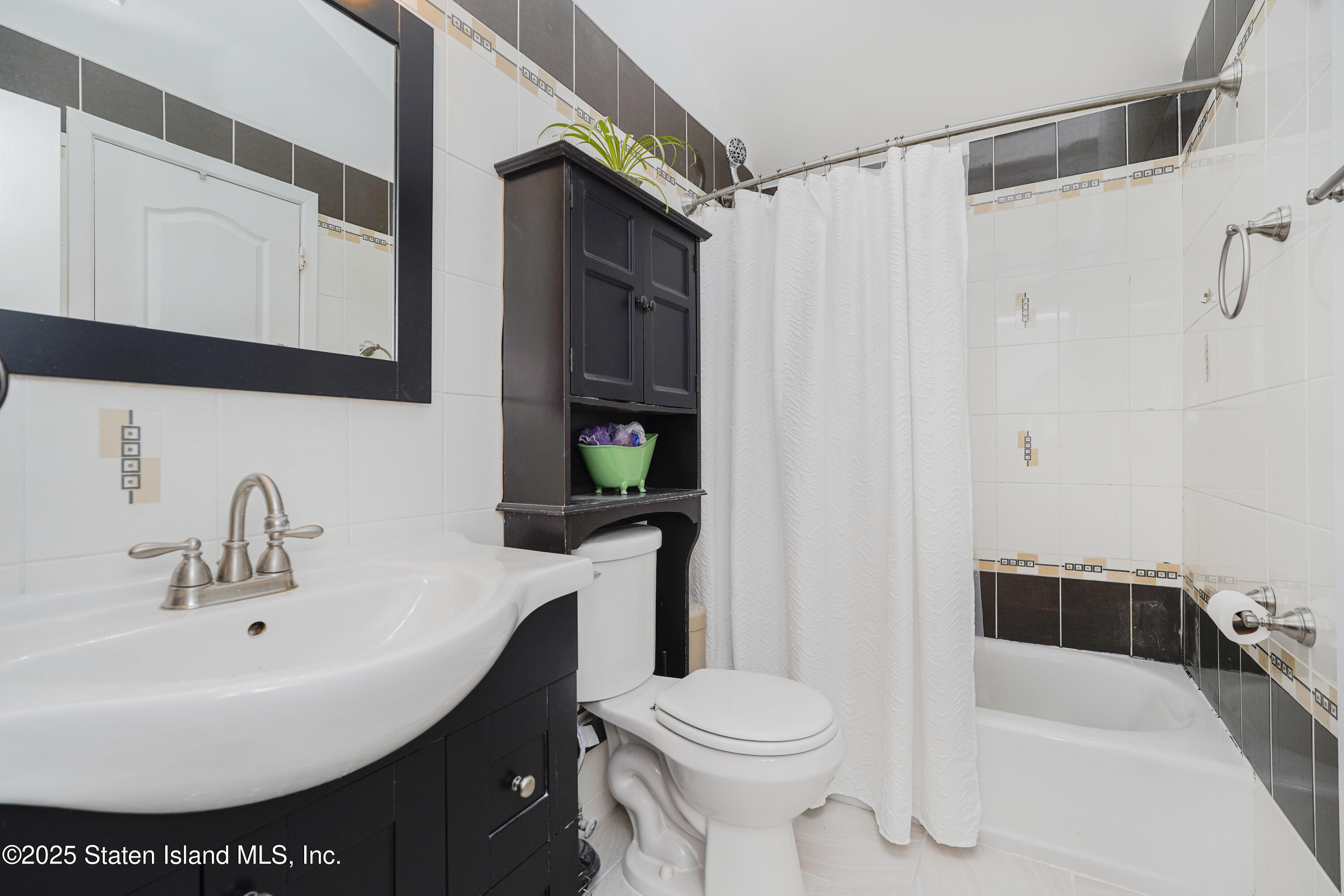 121 Lorraine Loop Staten Island, NY 10309 - Photo 27 of 35 Photo May 06 2025, 4 46 51 AM