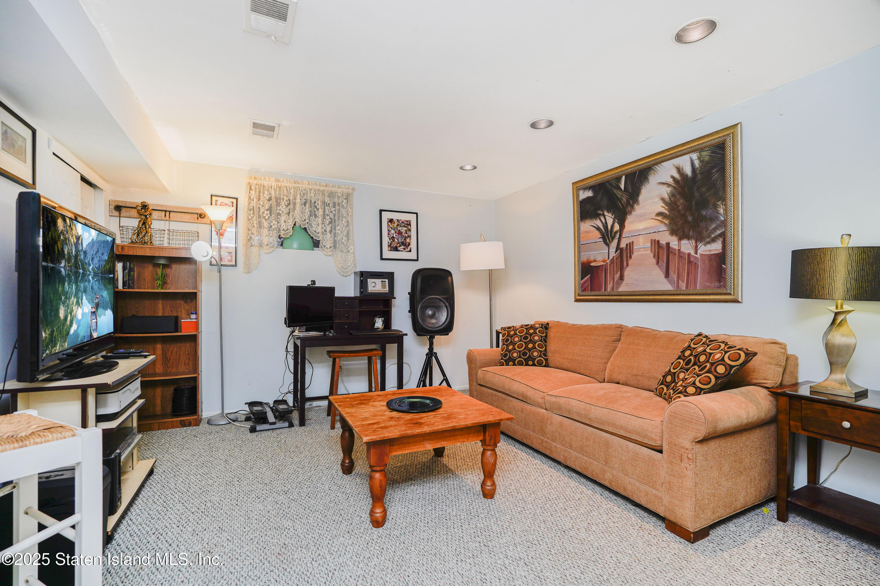 121 Lorraine Loop Staten Island, NY 10309 - Photo 4 of 35 Photo May 06 2025, 4 52 29 AM