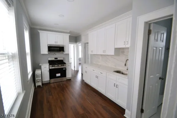 $2,350 | 56 Hobart Place, Unit 8, Clifton, NJ 07011