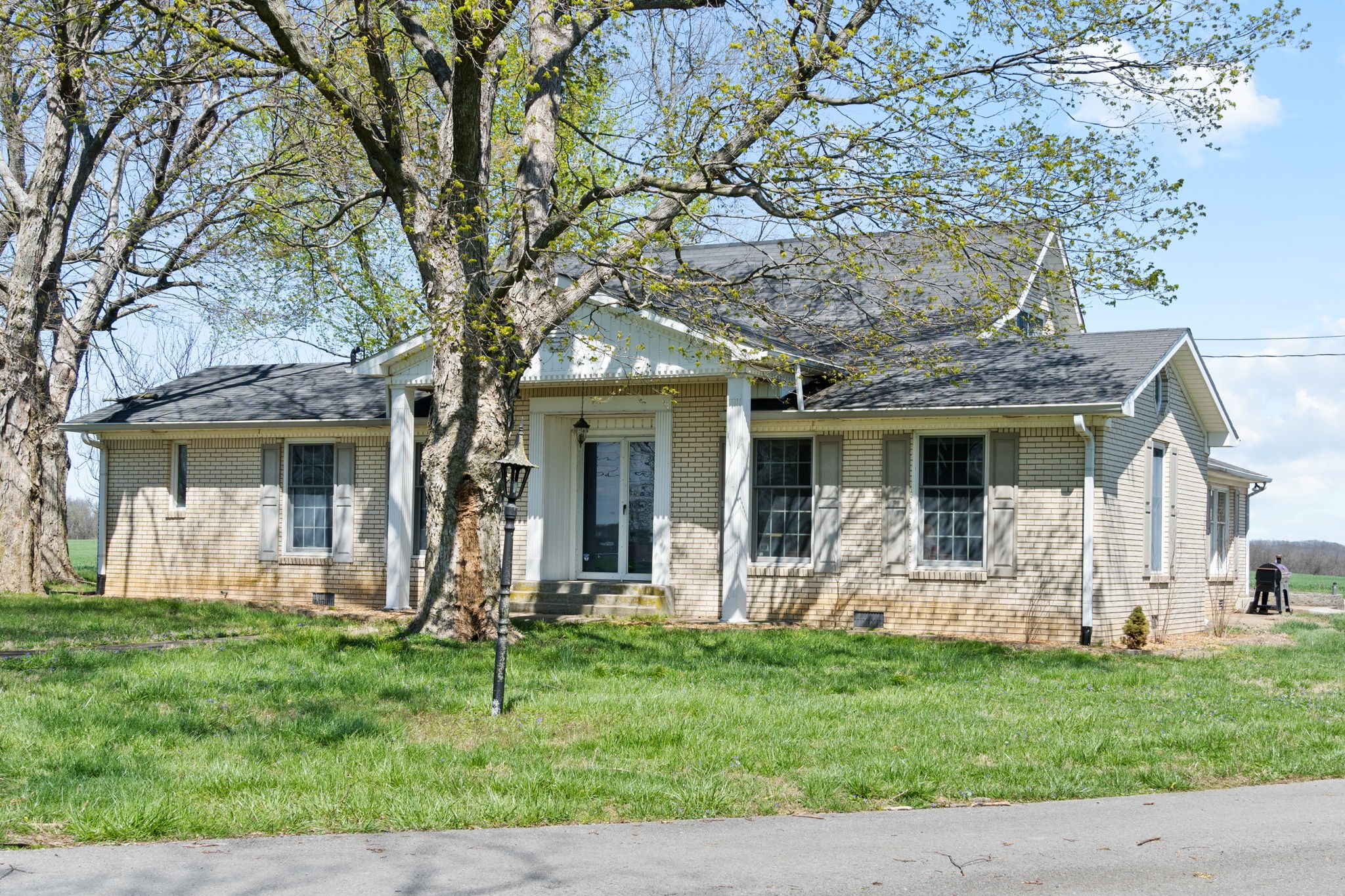 5150 Cadiz Road Hopkinsville, KY 42240 - Photo 2 of 45 a front view of a house with a yard