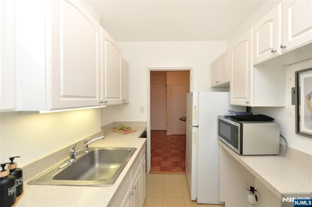 5 Roosevelt Place, Unit 2B Montclair, NJ 07042 - Photo 4 of 20 a kitchen that has a sink and a stove