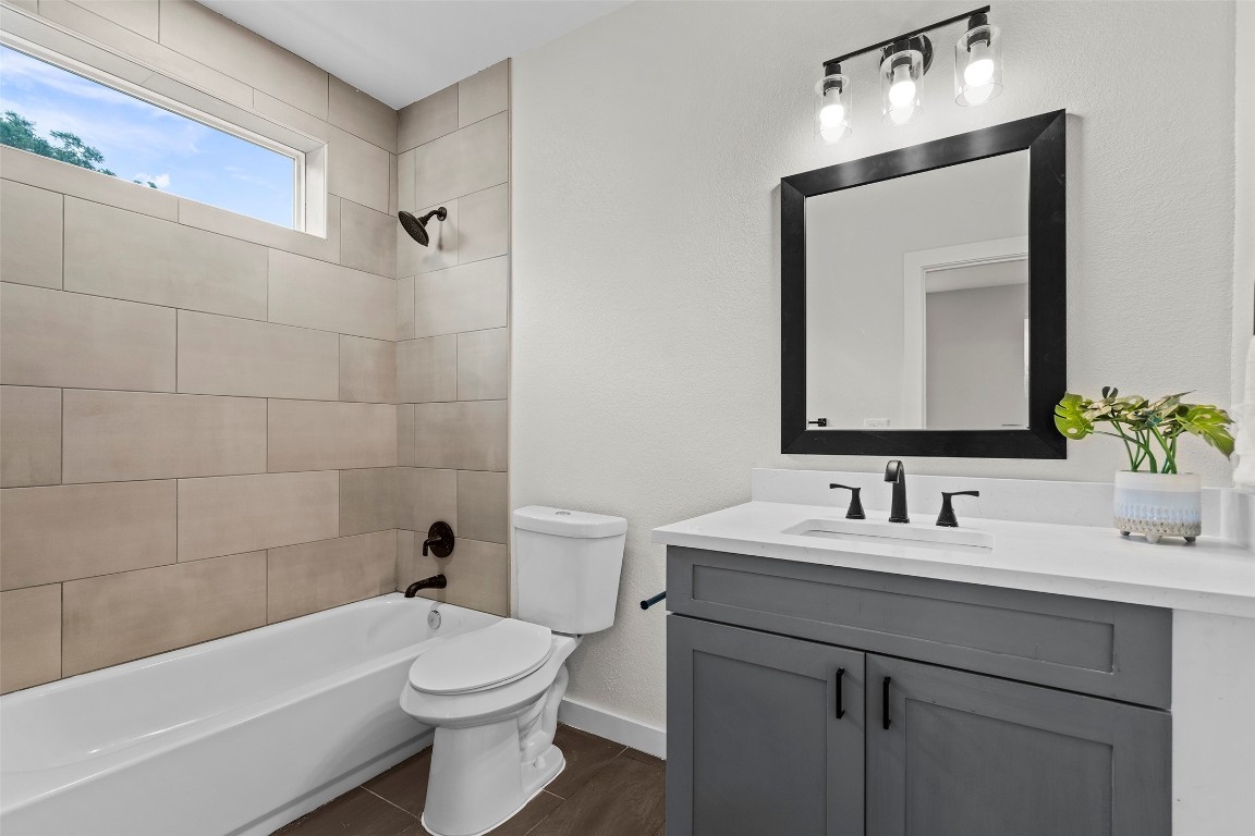 3611 Munson Street Austin, TX 78721 - Photo 33 of 40 a bathroom with a toilet a sink and bathtub