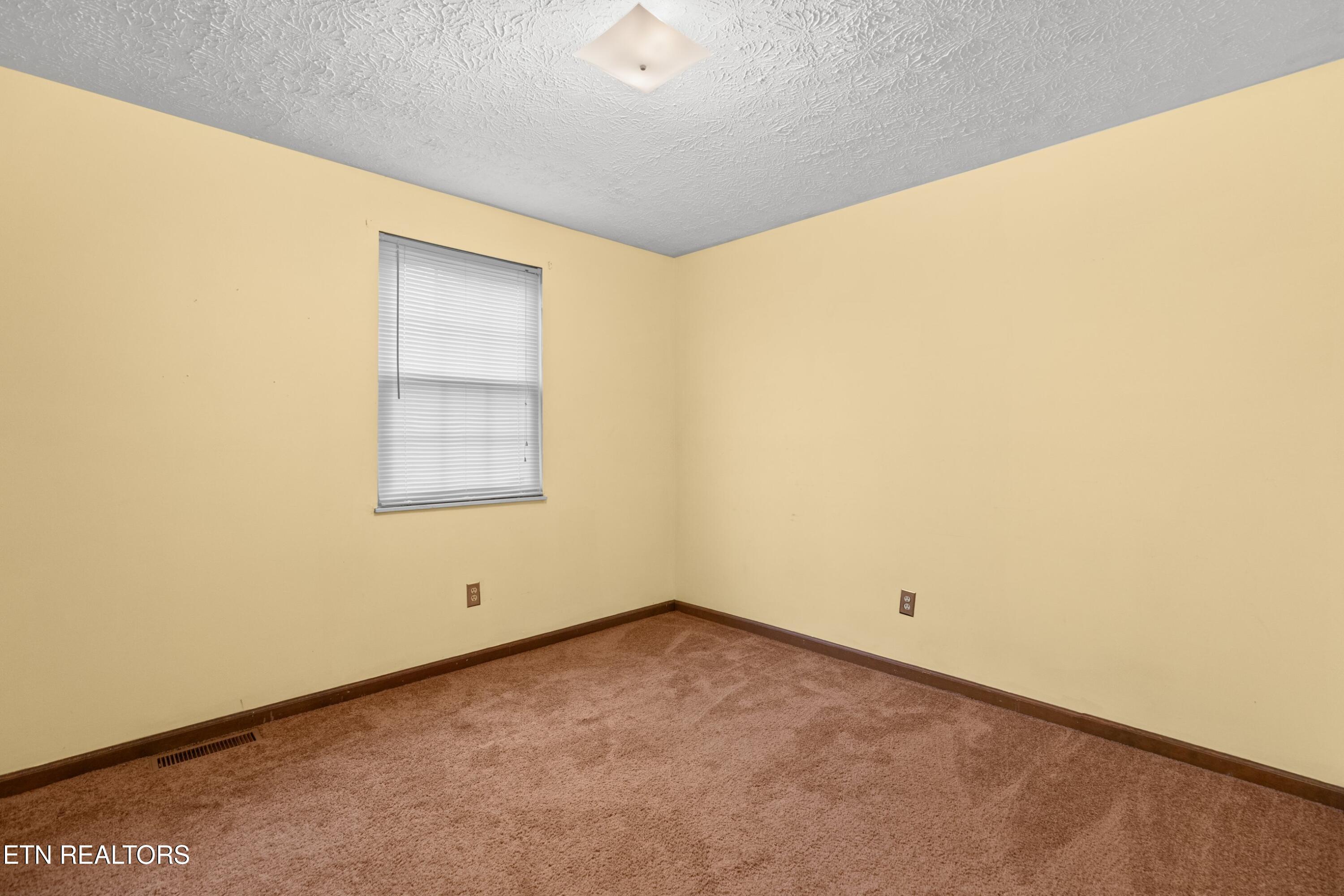 333 Parks Circle Harrogate, TN 37752 - Photo 13 of 28 014-333ParksCircle-Harrogate-TN-37752-SM