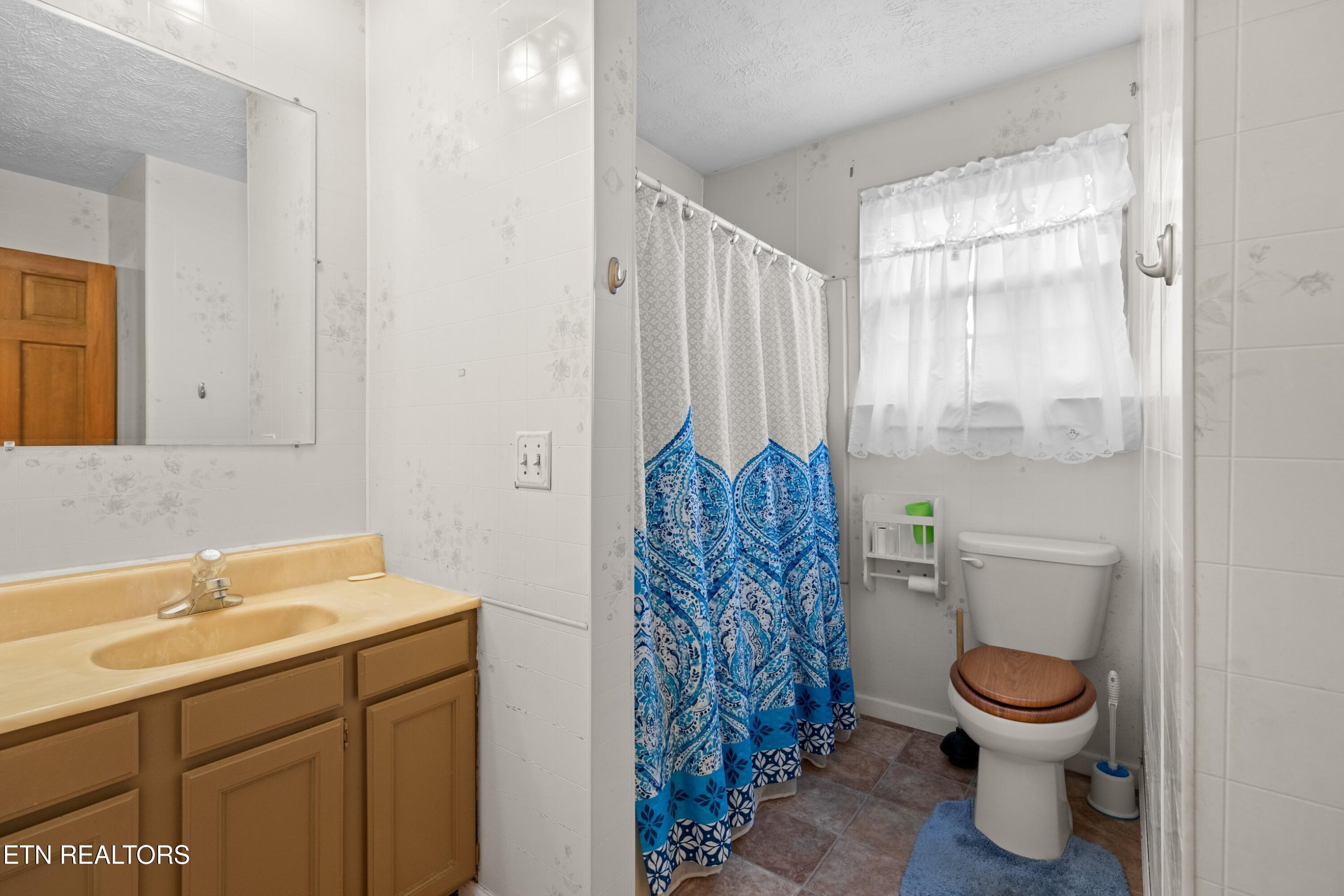 333 Parks Circle Harrogate, TN 37752 - Photo 17 of 28 016-333ParksCircle-Harrogate-TN-37752-SM