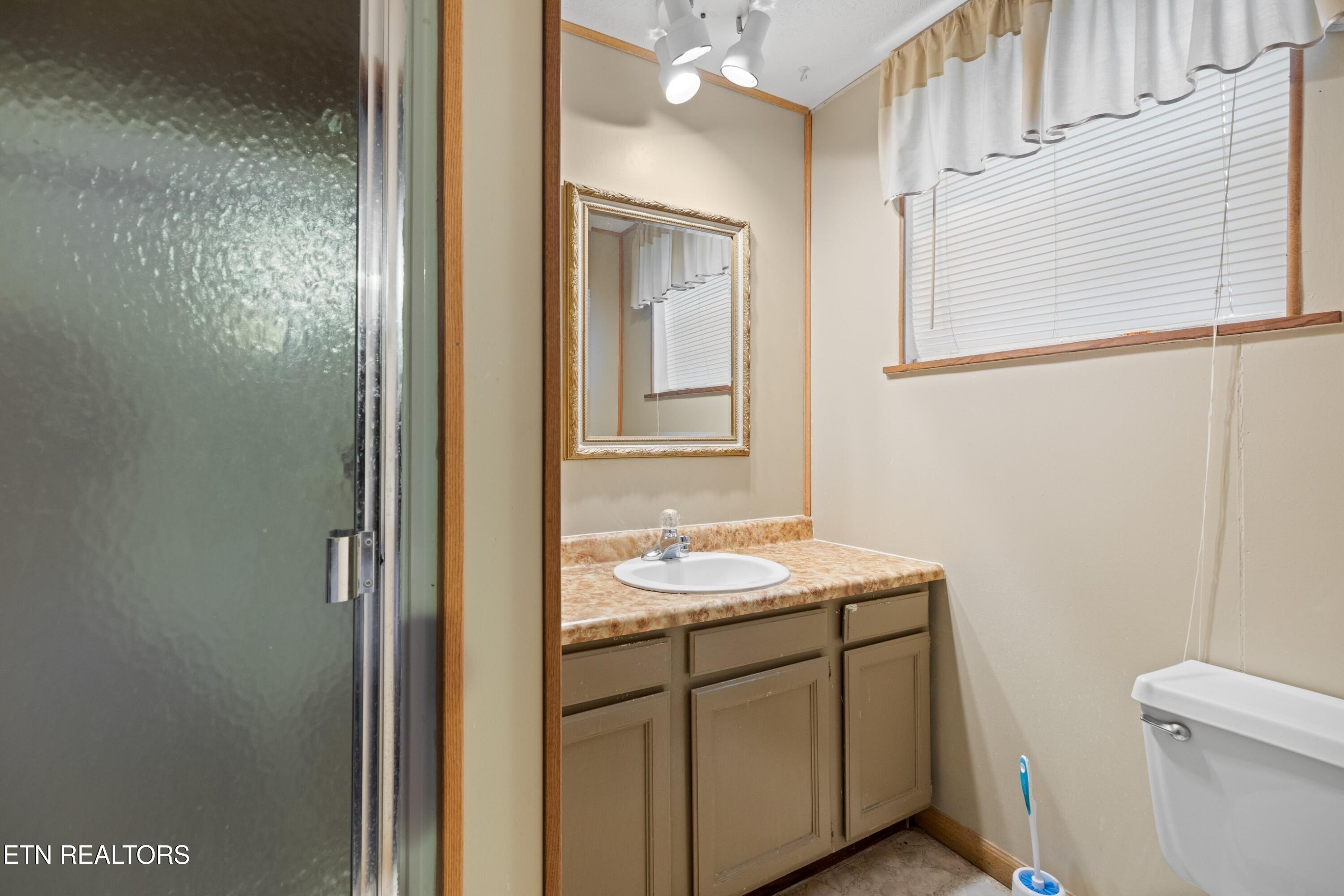 333 Parks Circle Harrogate, TN 37752 - Photo 18 of 28 019-333ParksCircle-Harrogate-TN-37752-SM