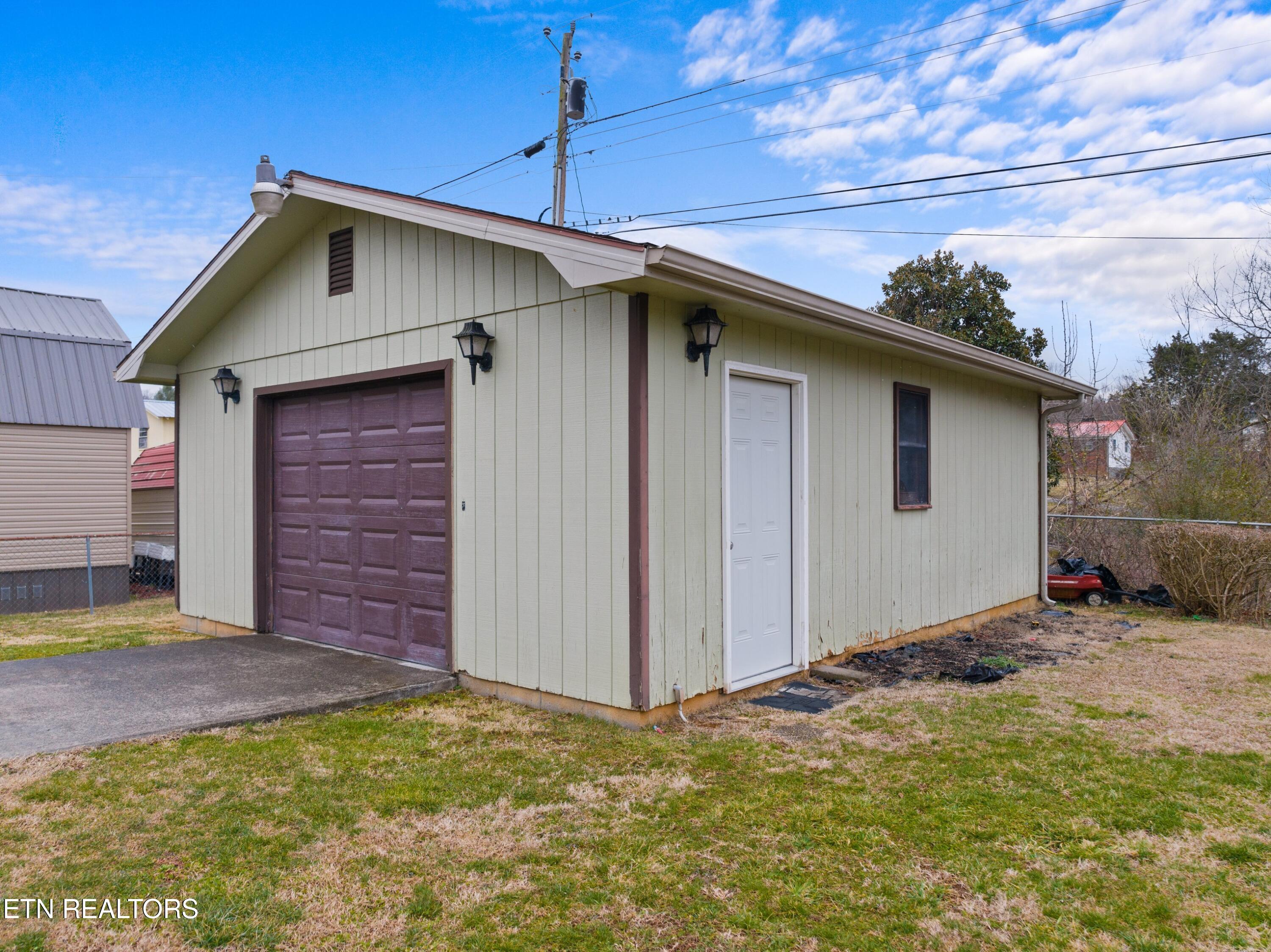 333 Parks Circle Harrogate, TN 37752 - Photo 21 of 28 003-333ParksCircle-Harrogate-TN-37752-SM