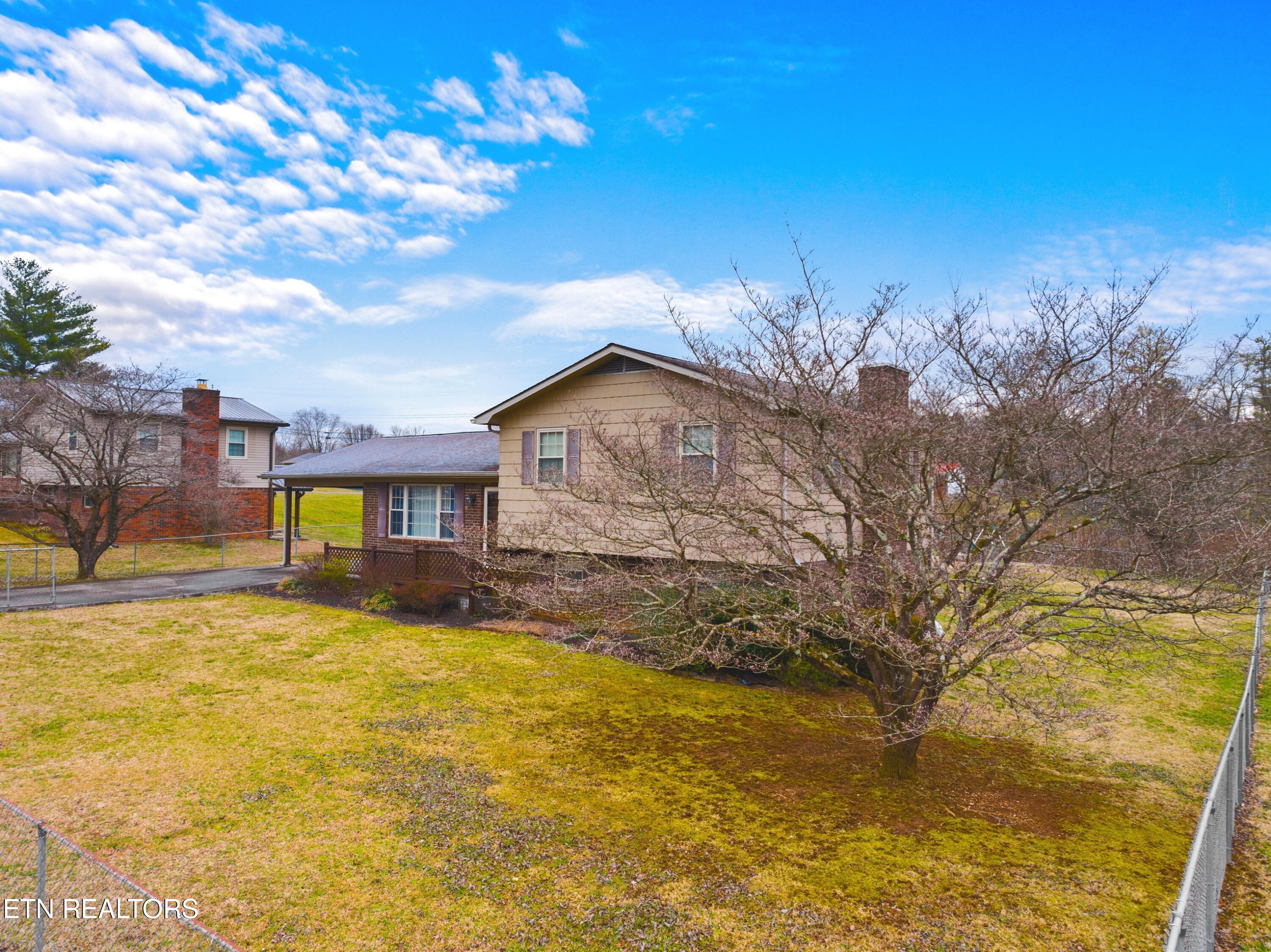 333 Parks Circle Harrogate, TN 37752 - Photo 3 of 28 021-333ParksCircle-Harrogate-TN-37752-SM