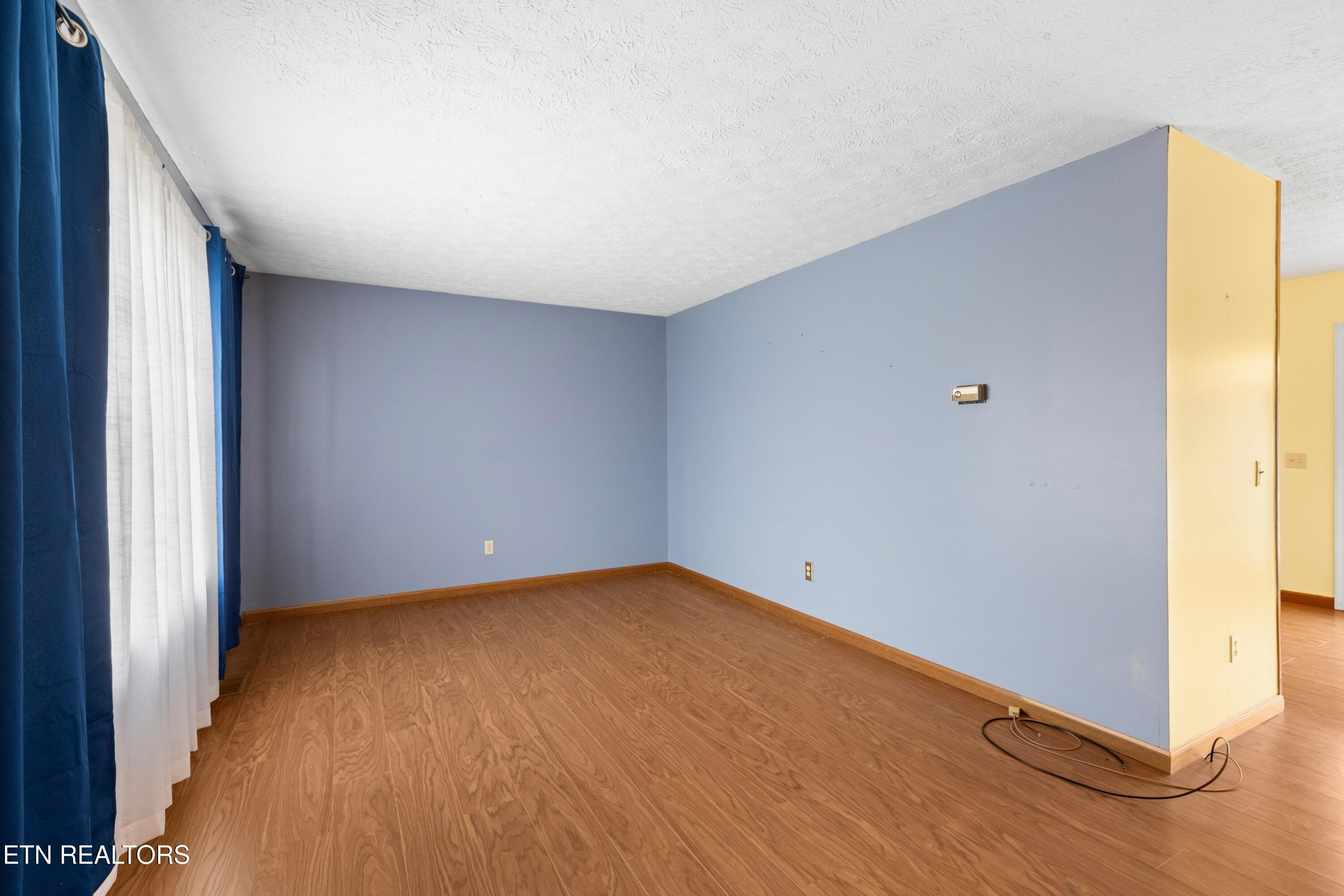 333 Parks Circle Harrogate, TN 37752 - Photo 4 of 28 005-333ParksCircle-Harrogate-TN-37752-SM