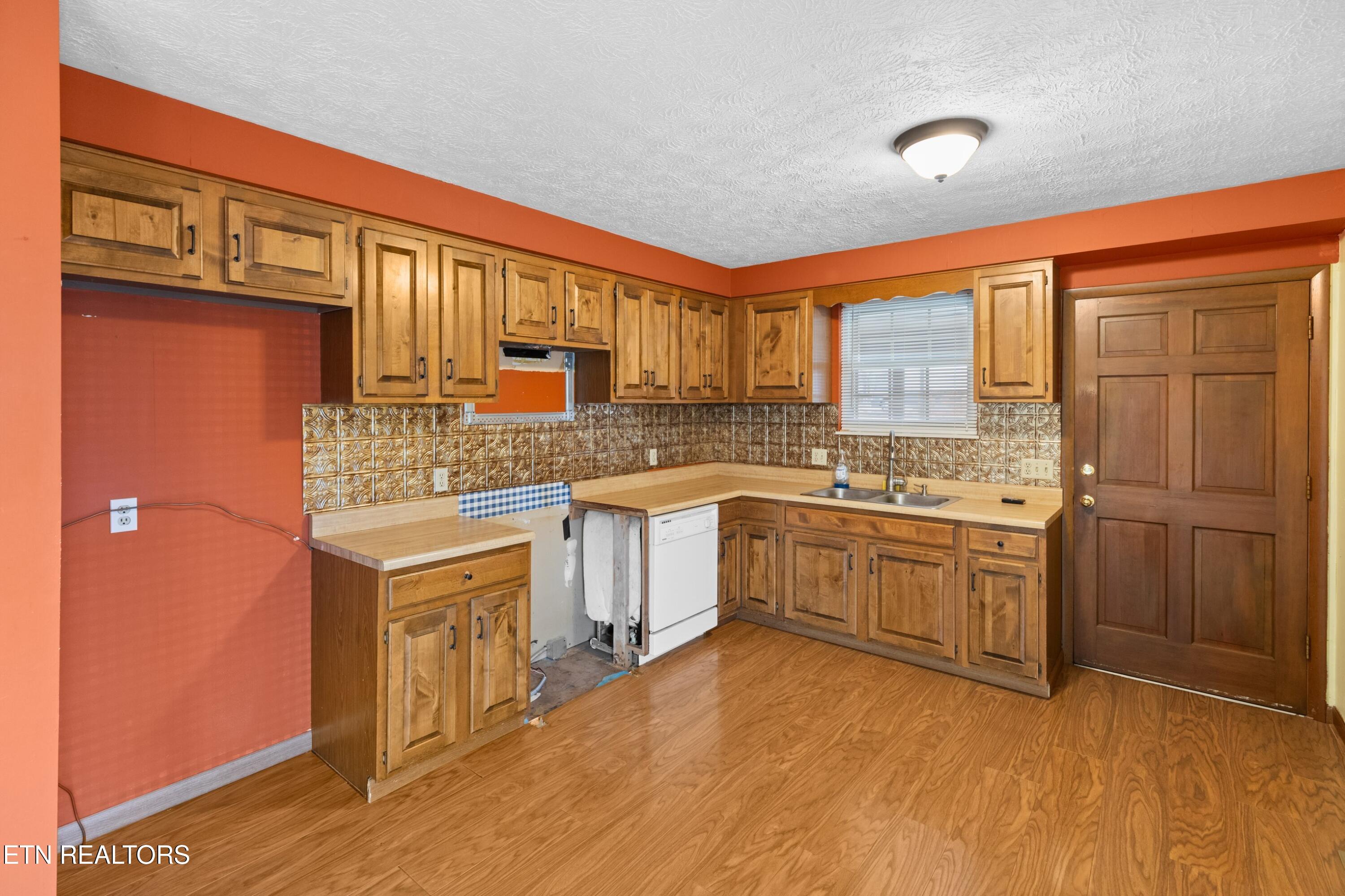 333 Parks Circle Harrogate, TN 37752 - Photo 7 of 28 008-333ParksCircle-Harrogate-TN-37752-SM