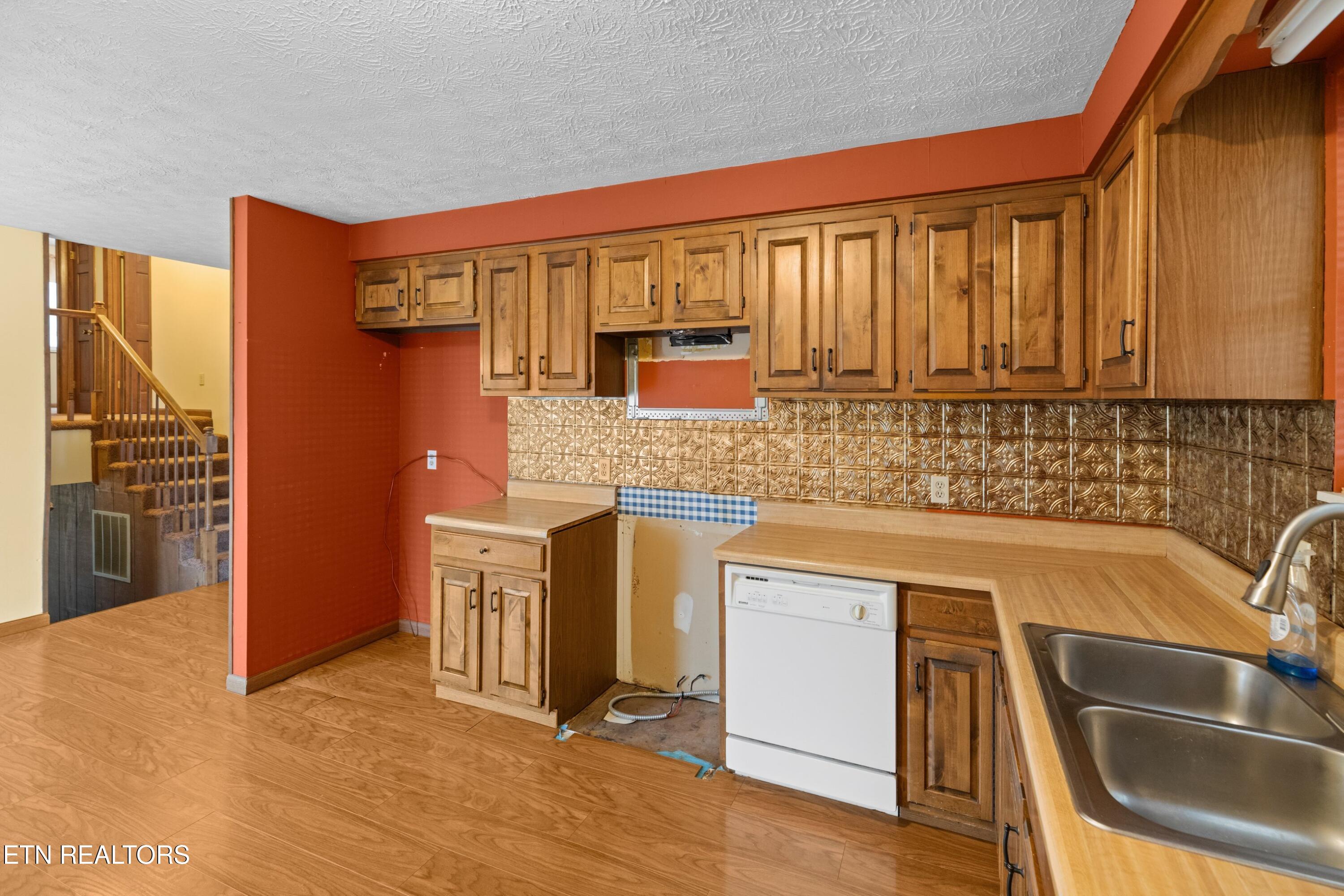 333 Parks Circle Harrogate, TN 37752 - Photo 8 of 28 009-333ParksCircle-Harrogate-TN-37752-SM