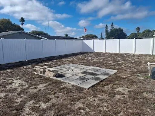 a view of a backyard