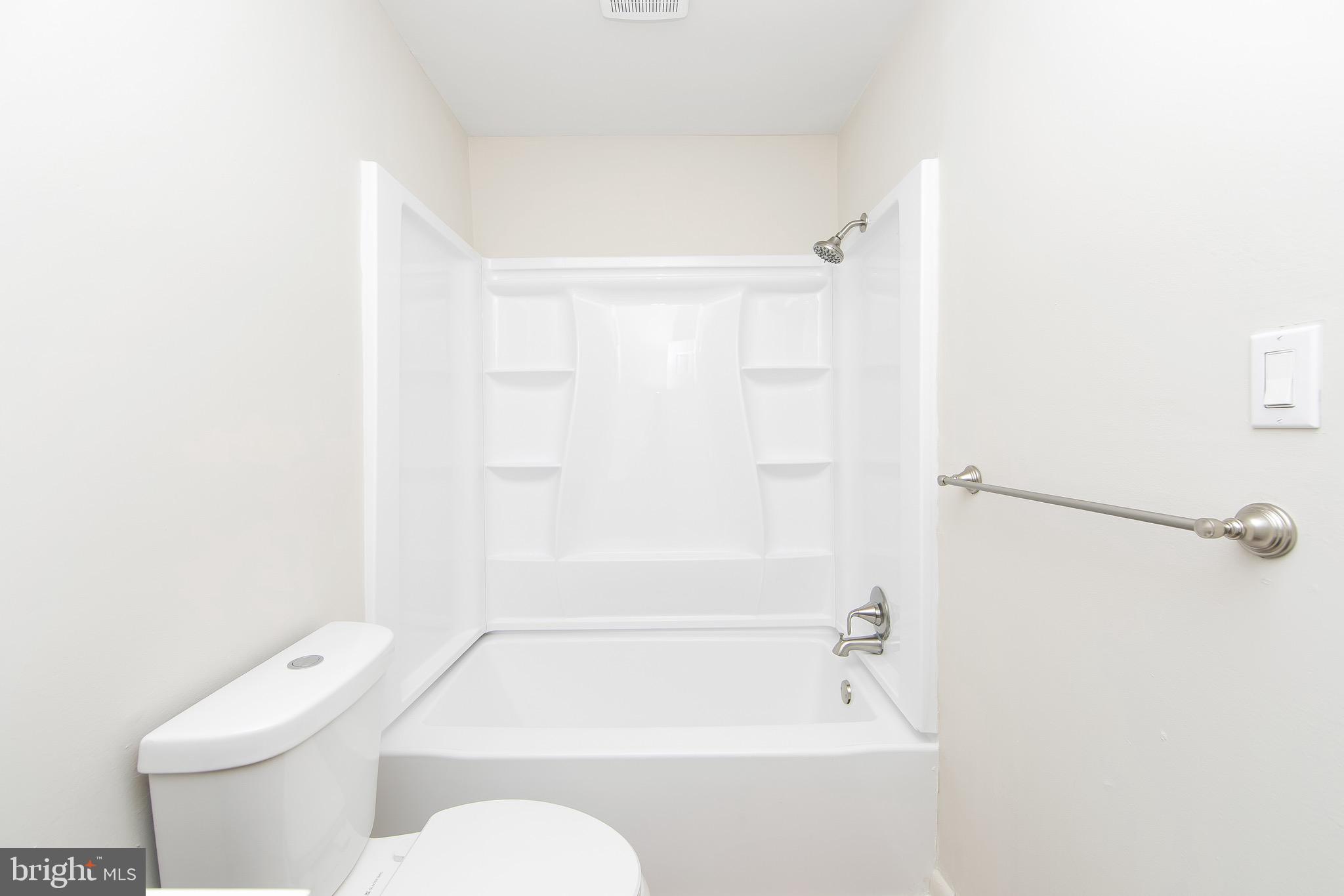 222 Echelon Road Voorhees, NJ 08043 - Photo 22 of 29 a bathroom with a toilet and a bathtub