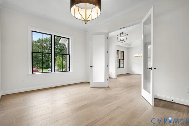 a view of a livingroom with a ceiling fan and refrigerator