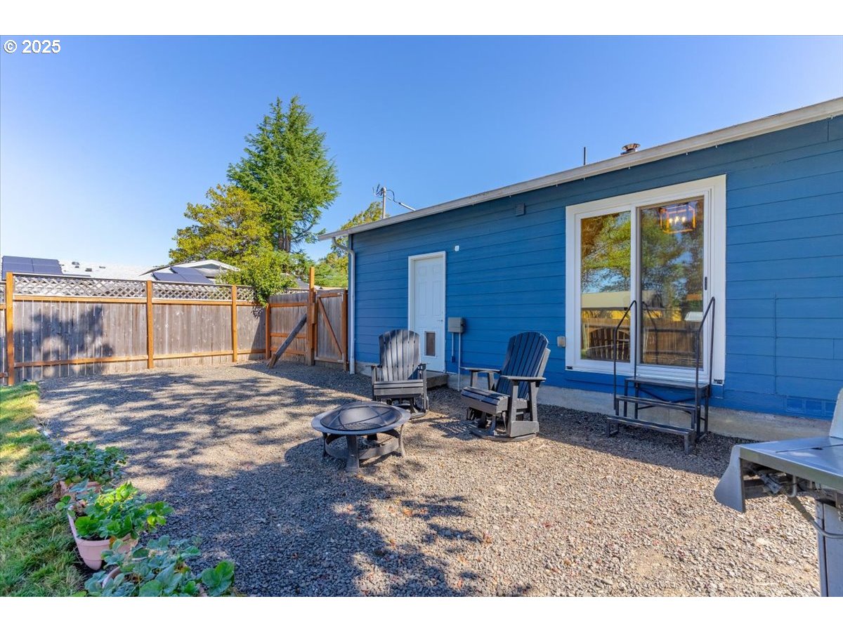 224 South 24th Street Philomath, OR 97370 - Photo 40 of 46 a house view with a sitting space