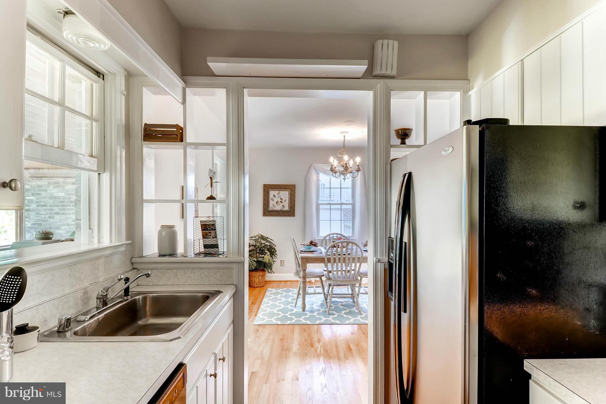 304 Worthington Road Baltimore, MD 21286 - Photo 10 of 29 Kitchen with Decorative Pass Throughs