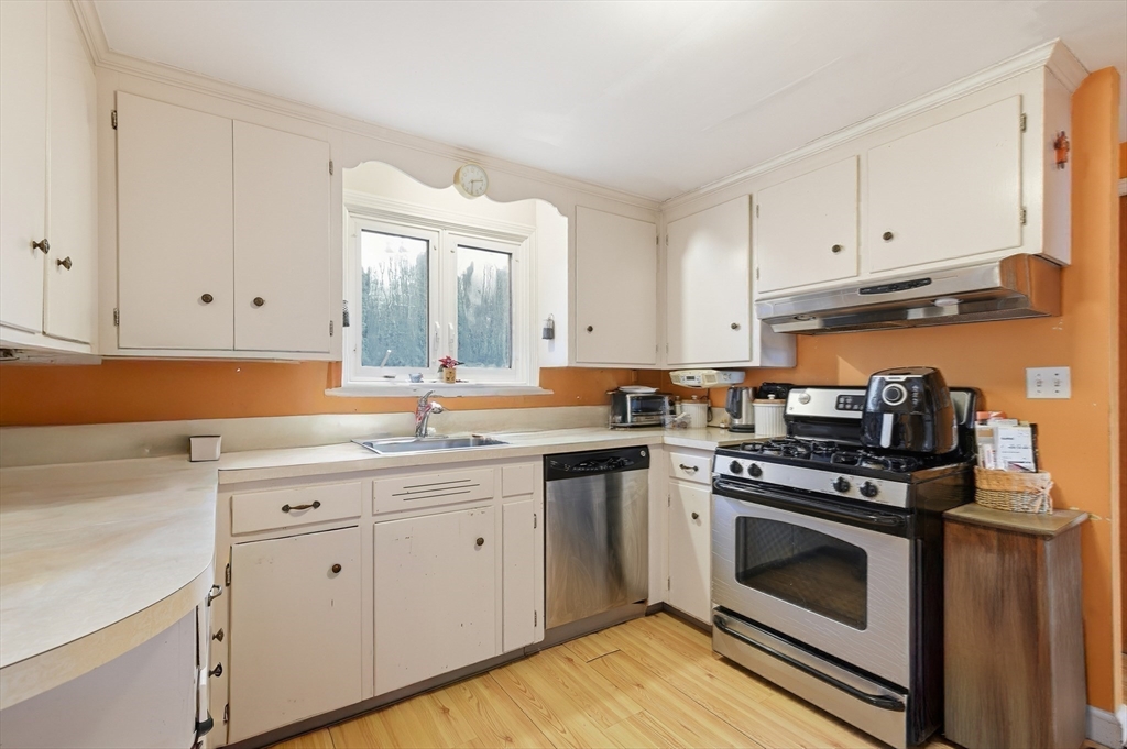 37 Morey Road Boston, MA 02132 - Photo 3 of 26