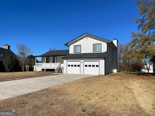 a view of a house with a yard
