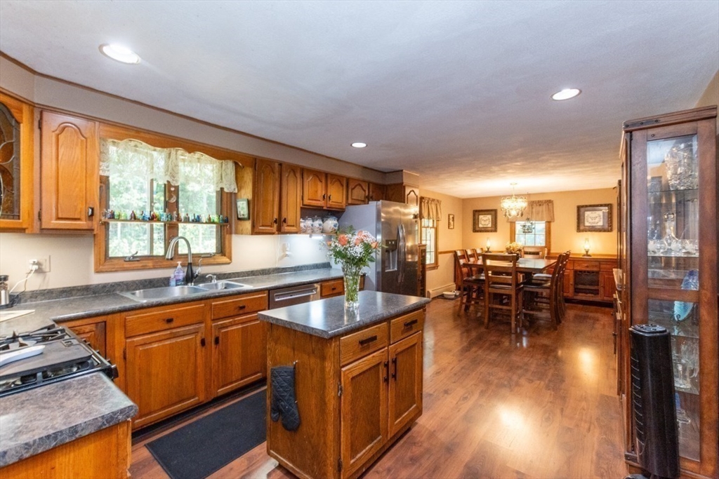 12 Ridgeway Avenue Billerica, MA 01821 - Photo 4 of 39 Gallery Image 4