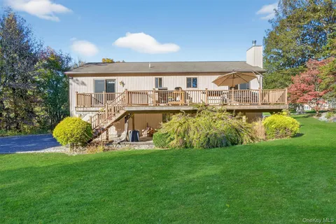 a view of a house with backyard