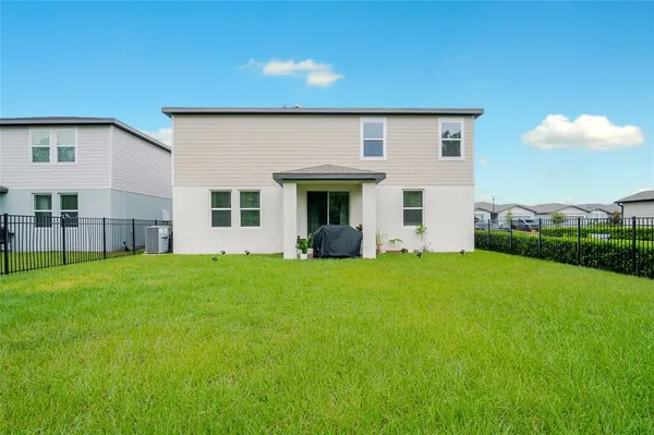 a view of a house with backyard