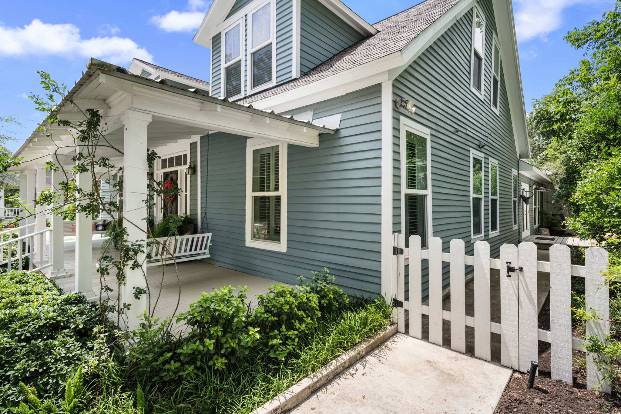 722 Jackson Street Columbus, TX 78934 - Photo 4 of 45 front view of a house with a garden