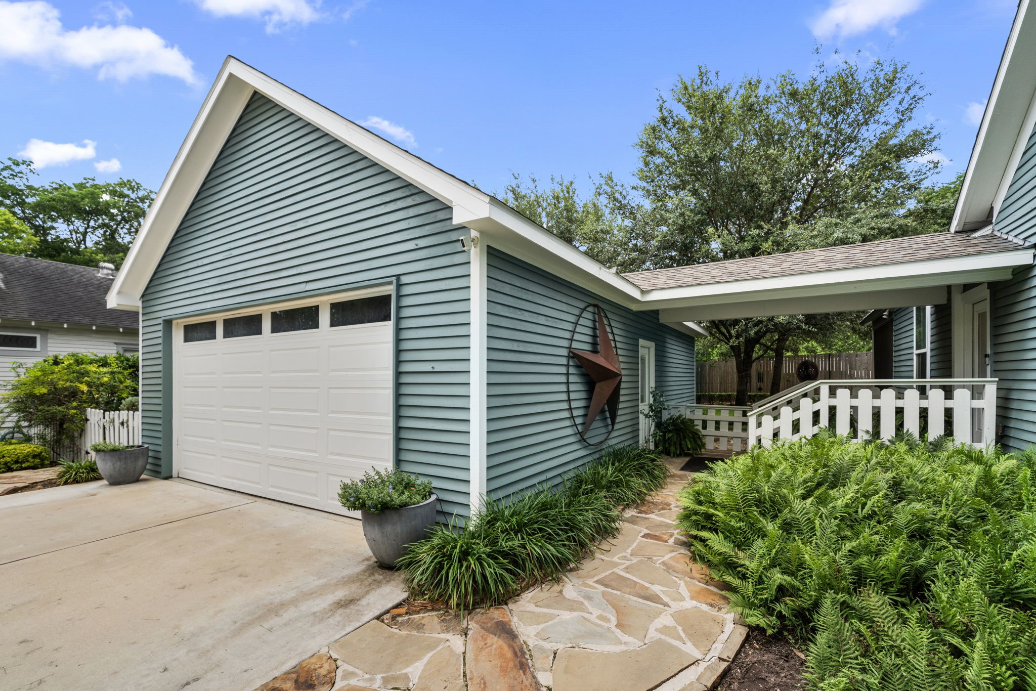 722 Jackson Street Columbus, TX 78934 - Photo 6 of 45 a front view of a house with garden