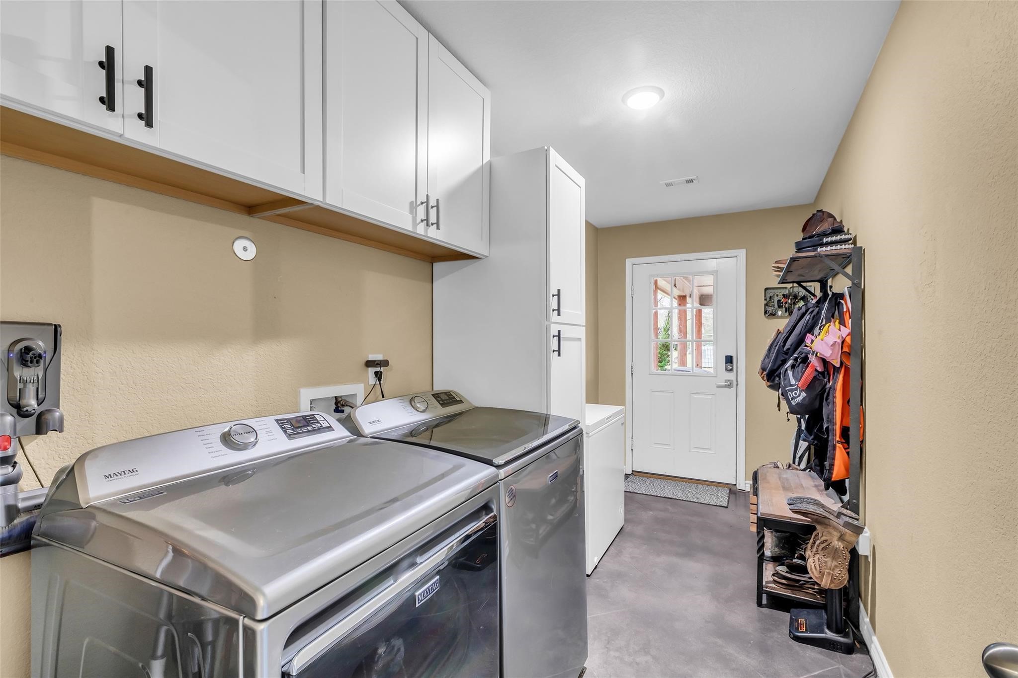 696 Independence Road Shepherd, TX 77371 - Photo 19 of 27 a kitchen that has a stove and a table