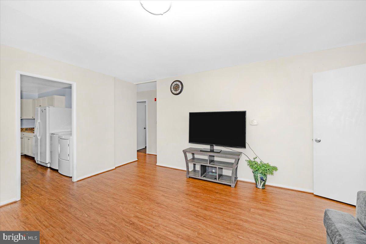 302 Manor Court Frederick, MD 21701 - Photo 6 of 33 Bright and inviting living space.