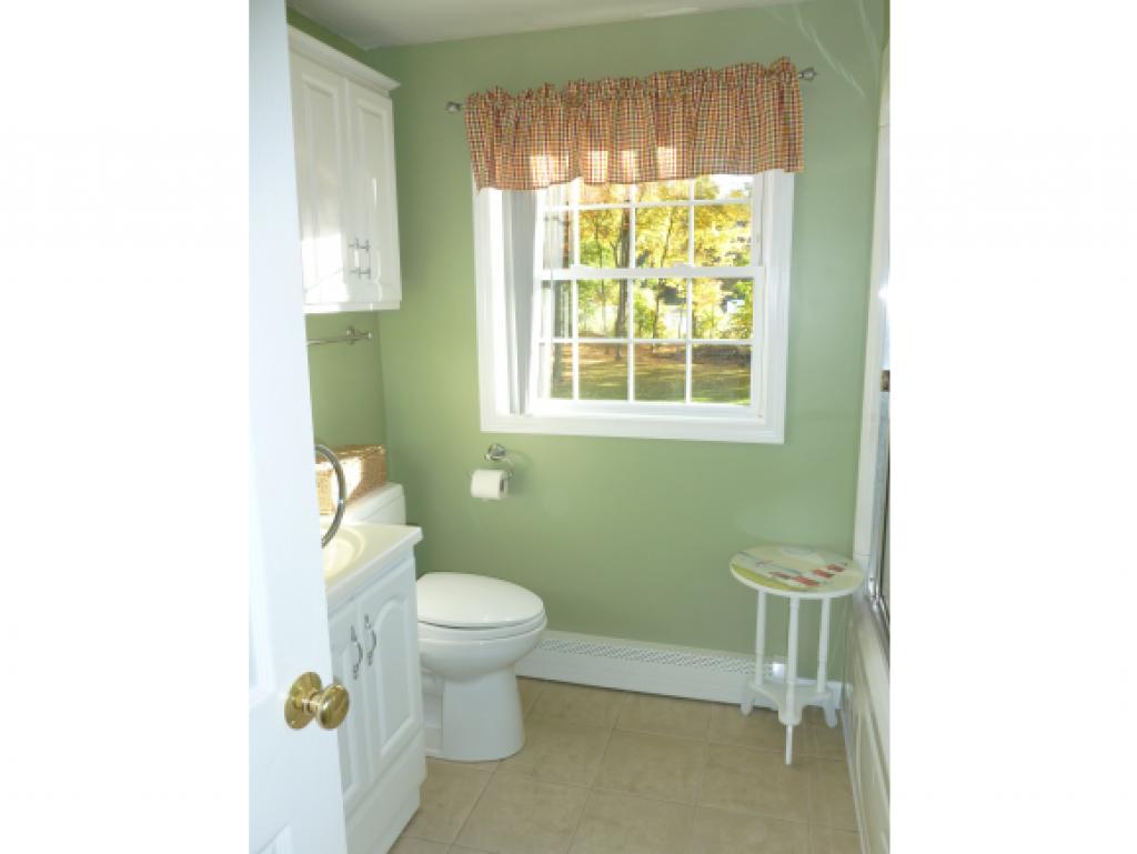 16 Whitford Road Nashua, NH 03062 - Photo 13 of 27