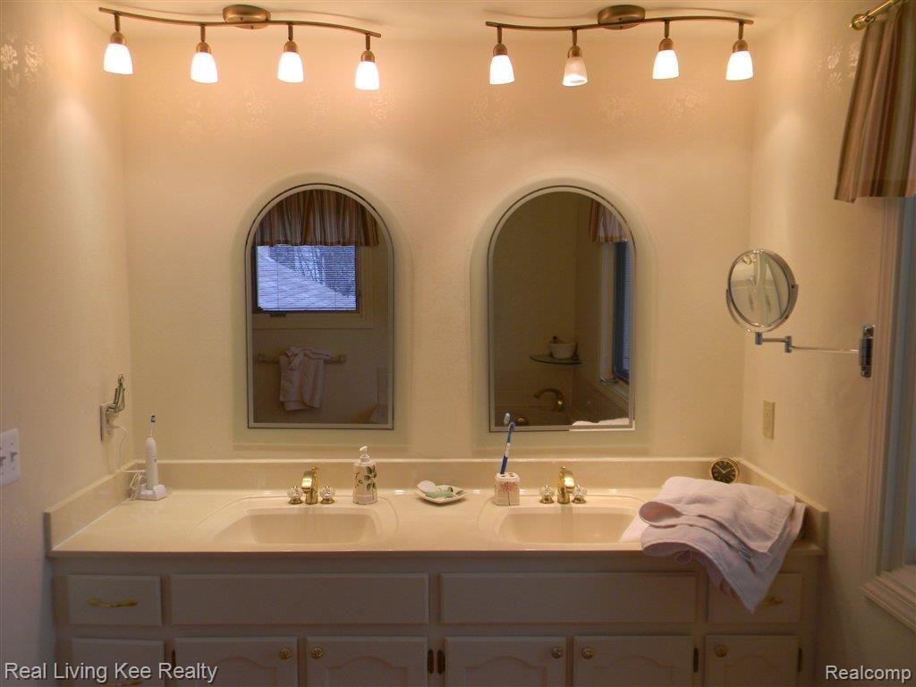 730 Stanford Circle Rochester, MI 48309 - Photo 12 of 24 Master Bath