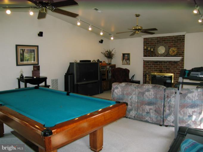 116 North Hickory Road Sterling, VA 20164 - Photo 2 of 13 Family Room