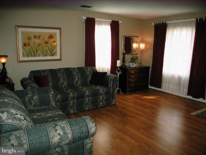 116 North Hickory Road Sterling, VA 20164 - Photo 6 of 13 Living Room