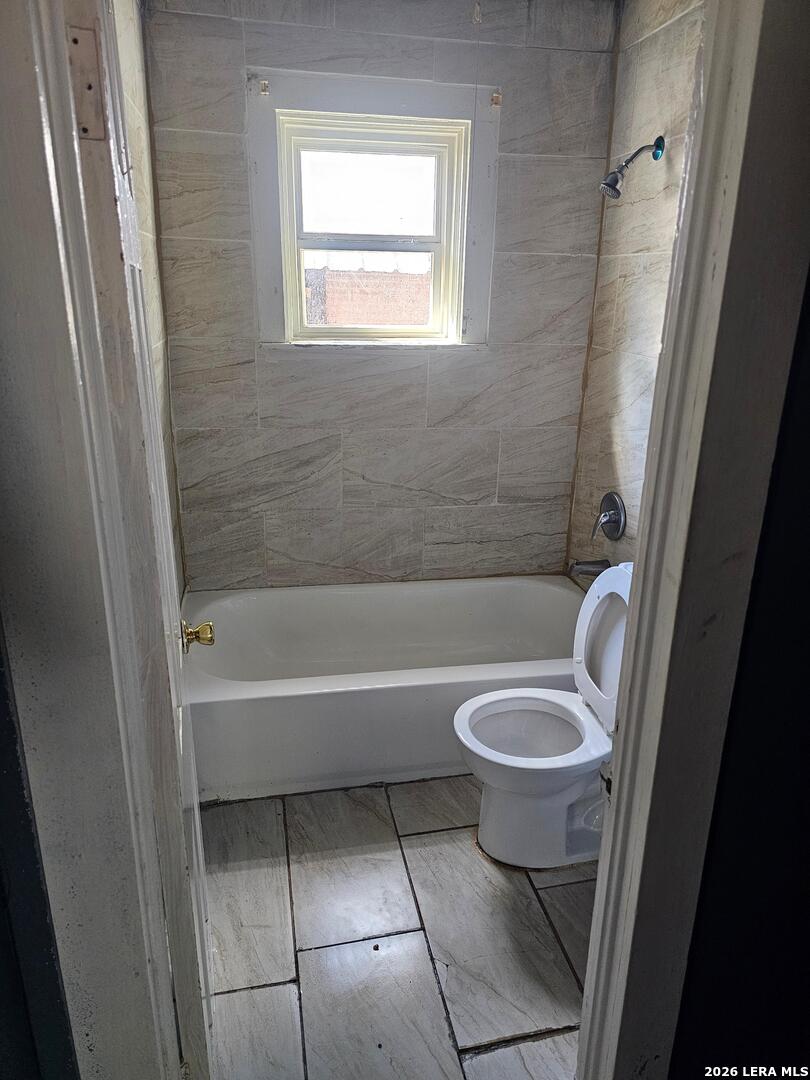 701 Roosevelt Street Longview, TX 75601 - Photo 3 of 8 a bathroom with a toilet and a bathtub