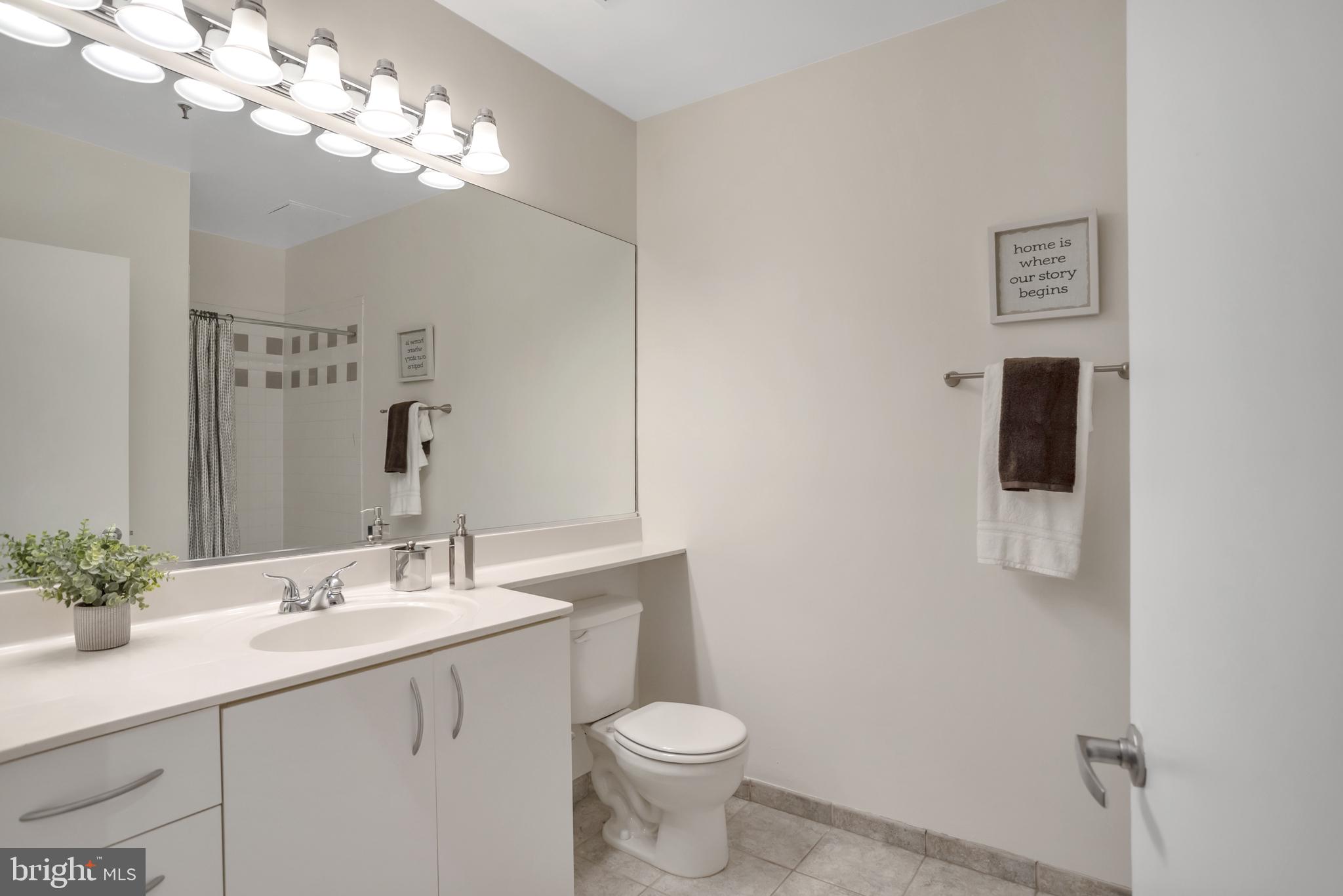 1300 N Street Northwest, Unit 512 Washington, DC 20005 - Photo 21 of 30 Large bathroom
