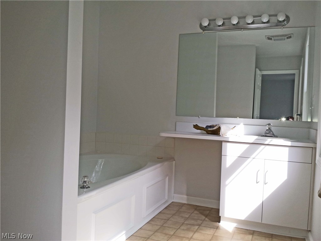 39650 Aurora Road Solon, OH 44139 - Photo 14 of 27 Master bath with jetted tub