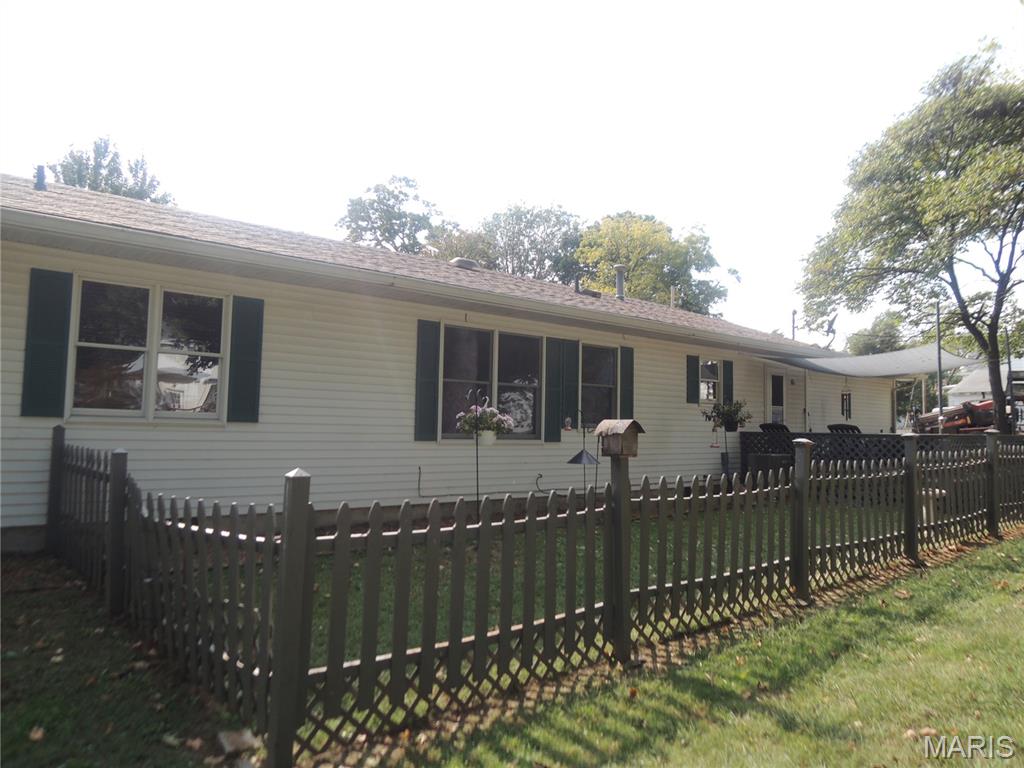 405 West Spring Street Greenville, IL 62246 - Photo 4 of 24