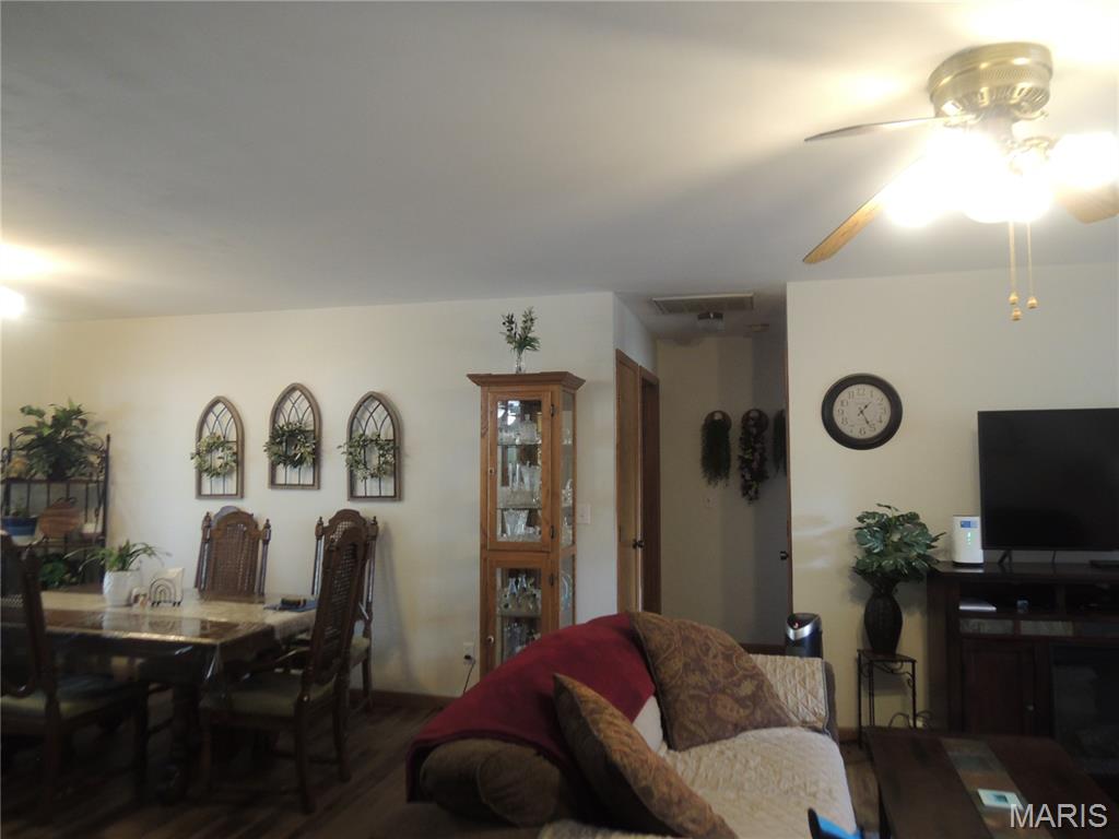 405 West Spring Street Greenville, IL 62246 - Photo 9 of 24