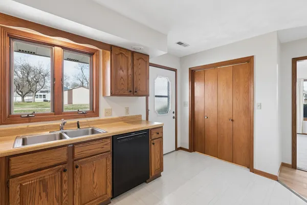 $235,000 | 621 4th Avenue, Unit 3, De Witt, IA 52742