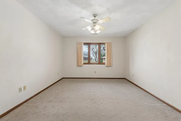 $235,000 | 621 4th Avenue, Unit 3, De Witt, IA 52742