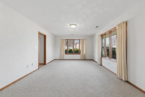 $235,000 | 621 4th Avenue, Unit 3, De Witt, IA 52742