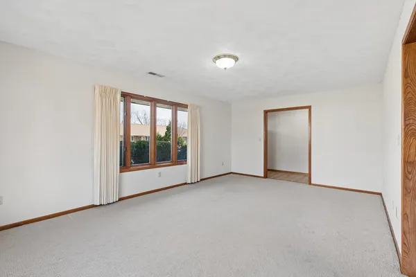 $235,000 | 621 4th Avenue, Unit 3, De Witt, IA 52742