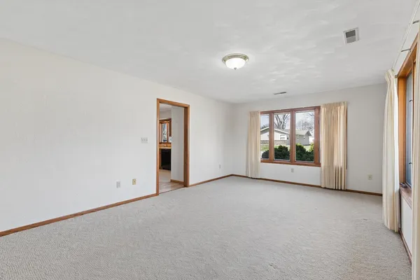 $235,000 | 621 4th Avenue, Unit 3, De Witt, IA 52742